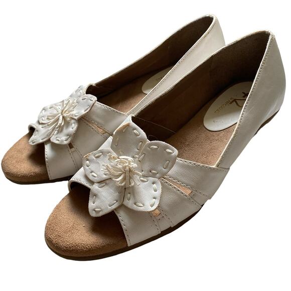 Women's AEROSOLES A2 White Flower Detail Open Toe Low Shoes  Feminine - Picture 3 of 11